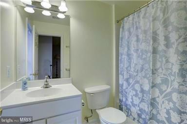8933 Singleleaf Circle Lorton, VA 22079 - Photo 16 of 27 Bath