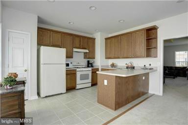 8933 Singleleaf Circle Lorton, VA 22079 - Photo 10 of 27 Kitchen