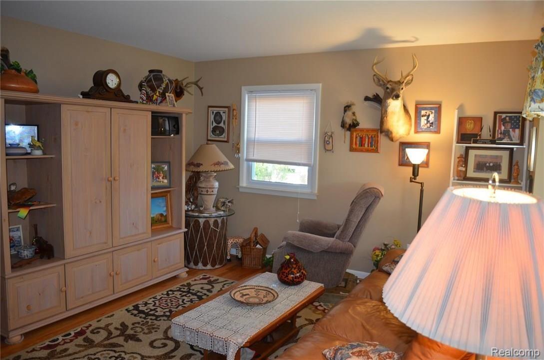 964 Juneau Road Ypsilanti, MI 48198 - Photo 10 of 39 9.JPG