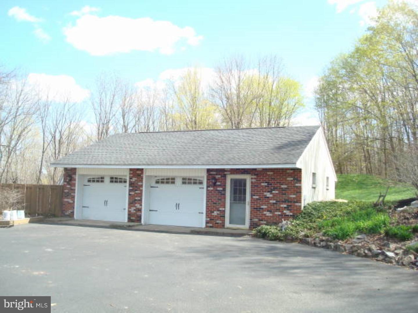 1139 Graber Road Green Lane, PA 18054 - Photo 5 of 25 Garage