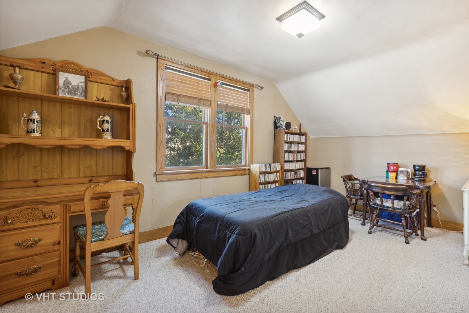 155 Geneva Avenue Elmhurst, IL 60126 - Photo 18 of 33 a bedroom with a bed and a table