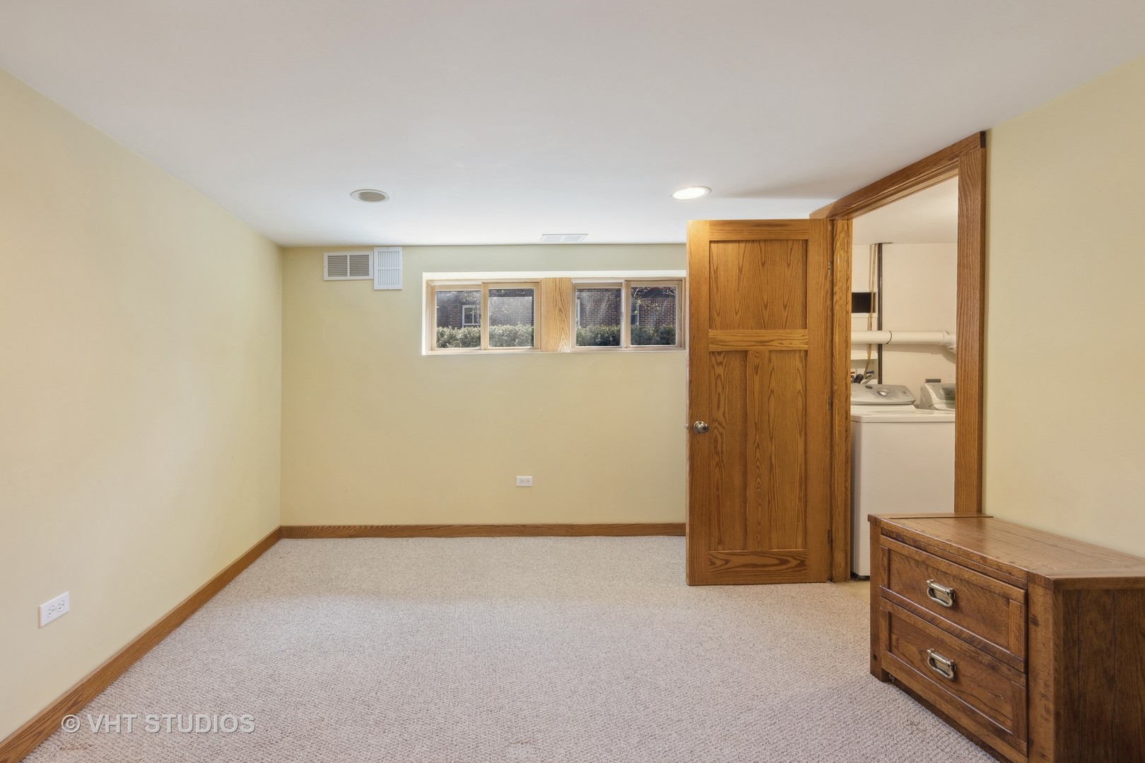 155 Geneva Avenue Elmhurst, IL 60126 - Photo 21 of 33 an empty room with a door