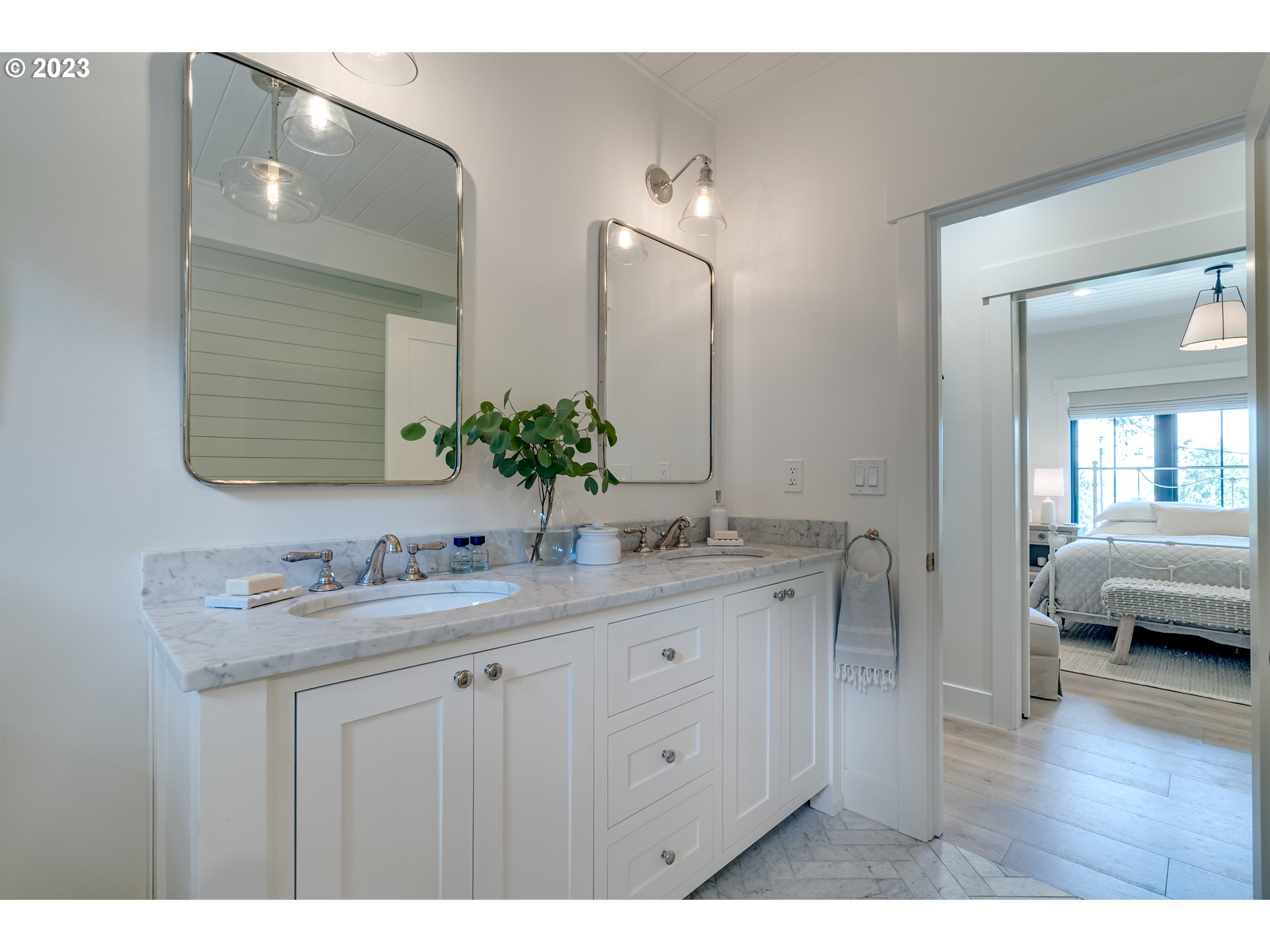 550 Middlecrest Road Lake Oswego, OR 97034 - Photo 23 of 48 Bathroom, Attached
