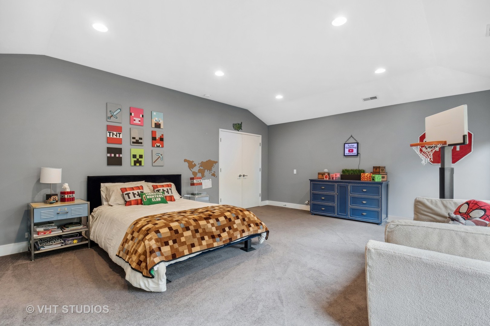 Undisclosed Address Highland Park, IL 60035 - Photo 20 of 32 a bedroom with a bed and a couch