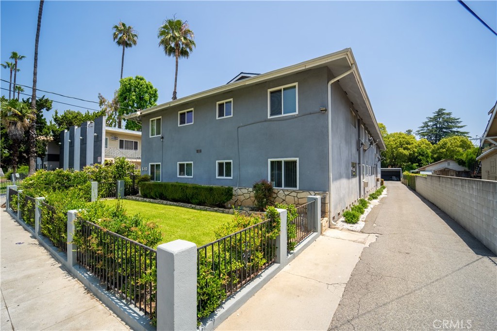 610 North Oakland Avenue Pasadena, CA 91101 - Photo 3 of 12 a front view of house with yard