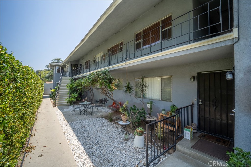 610 North Oakland Avenue Pasadena, CA 91101 - Photo 4 of 12 a backyard of a house with table and chairs