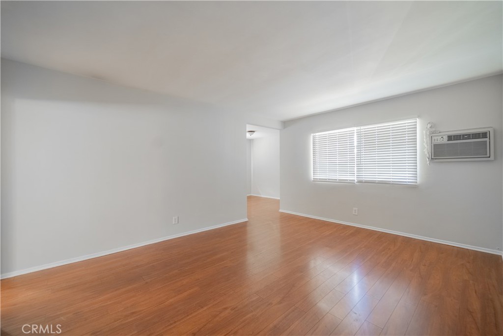 610 North Oakland Avenue Pasadena, CA 91101 - Photo 7 of 12 a view of an empty room with wooden floor and a window