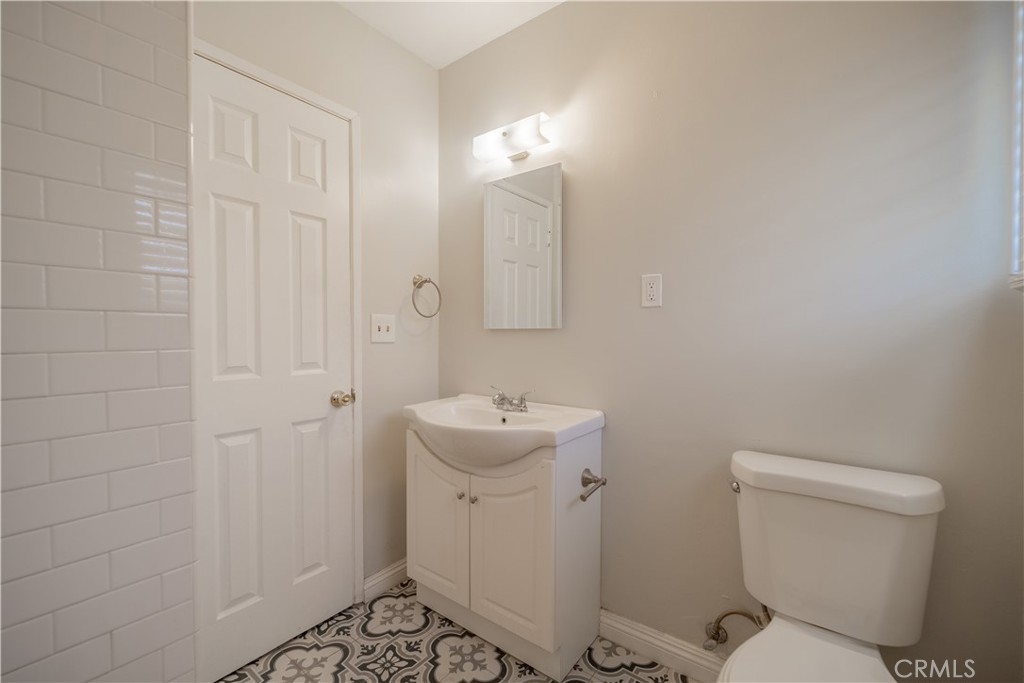 610 North Oakland Avenue Pasadena, CA 91101 - Photo 10 of 12 a bathroom with a sink toilet and shower