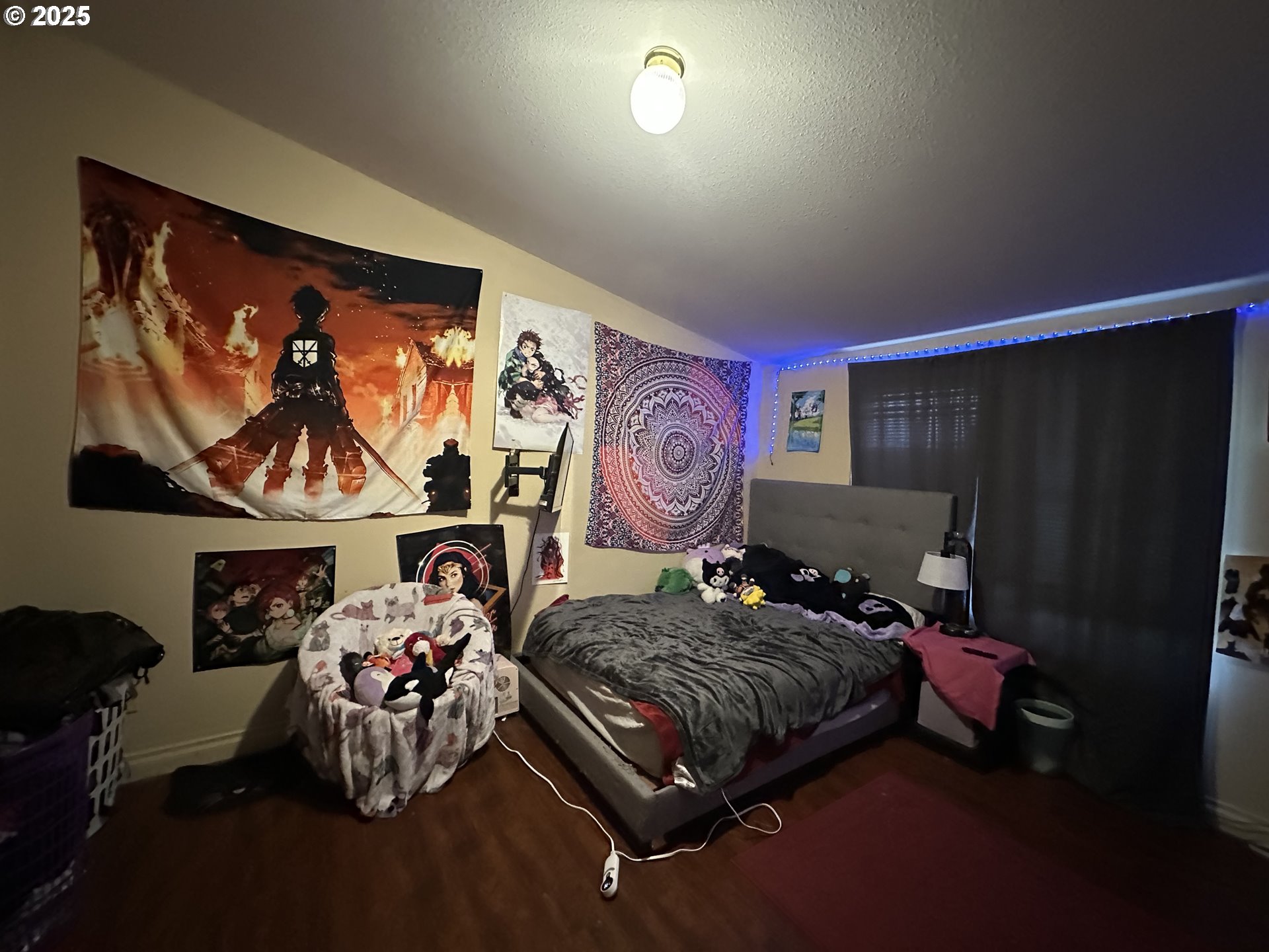 22 Glen Affric Road Goldendale, WA 98620 - Photo 11 of 19 a bedroom with furniture and a painting on the wall