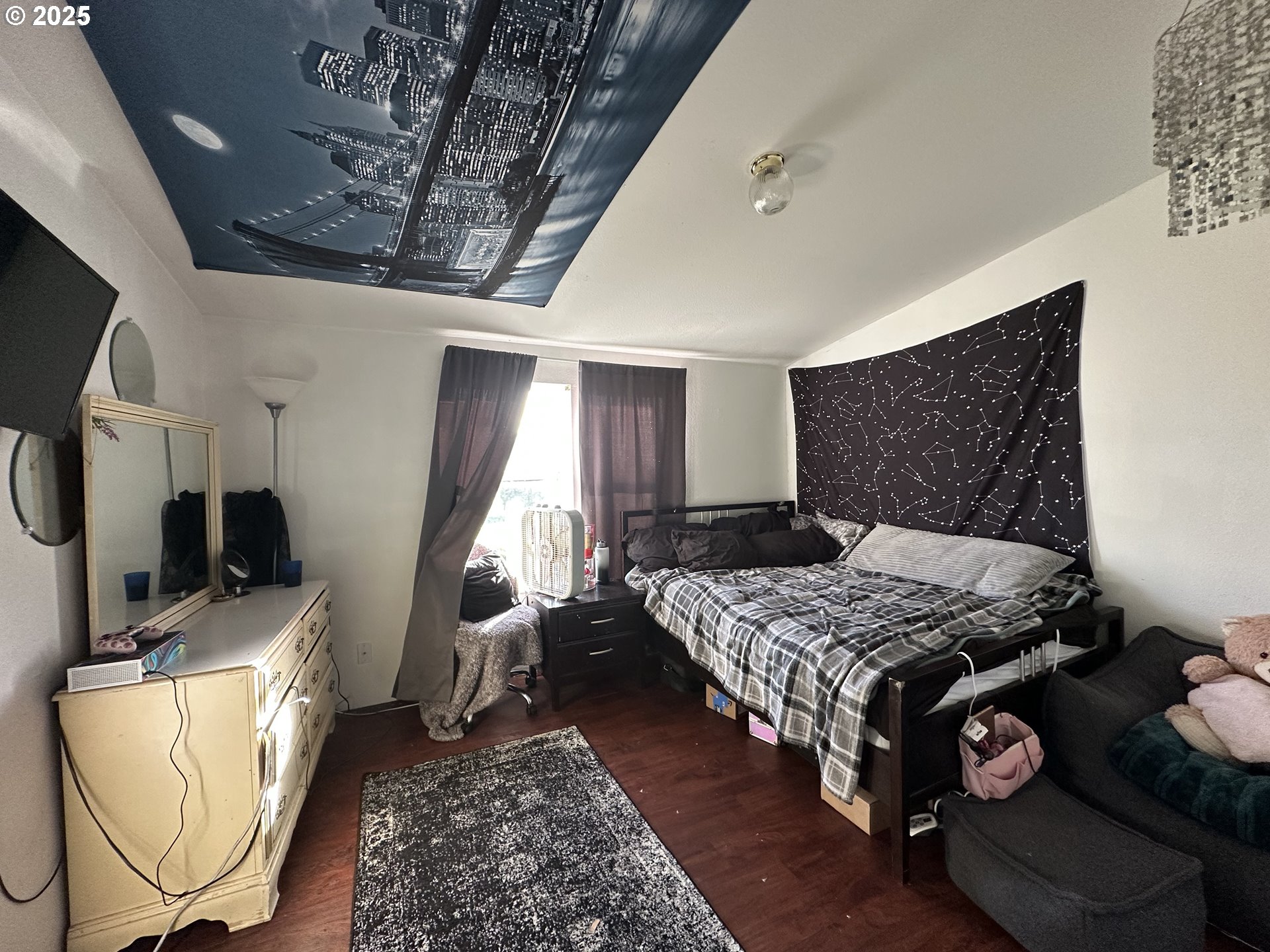 22 Glen Affric Road Goldendale, WA 98620 - Photo 13 of 19 a bedroom with bed and a flat tv screen