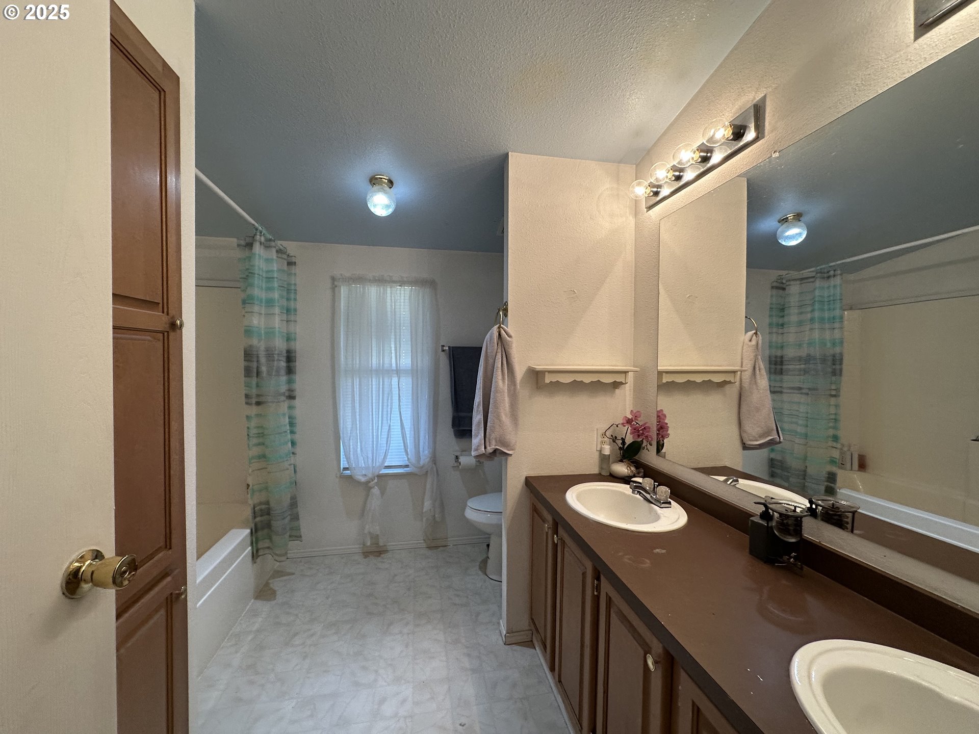 22 Glen Affric Road Goldendale, WA 98620 - Photo 10 of 19 a bathroom with a sink double vanity granite tub shower and a mirror