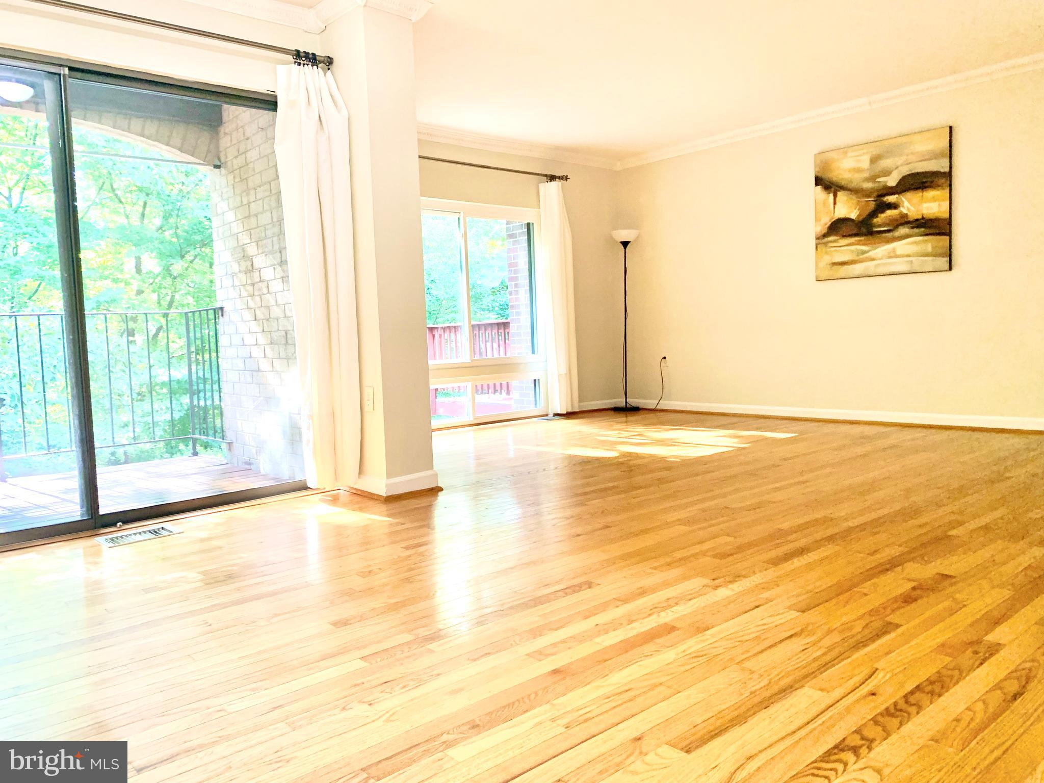 8072 Inverness Ridge Road Potomac, MD 20854 - Photo 10 of 38 Living room