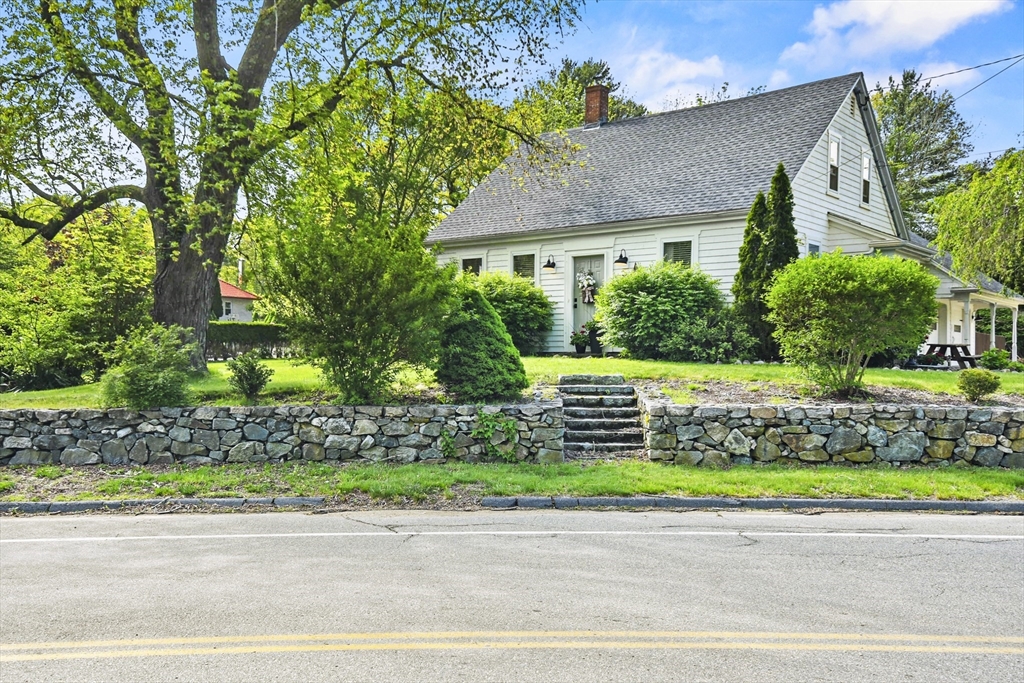 581 Middle Road Acushnet, MA 02743 - Photo 3 of 40 Gallery Image 3