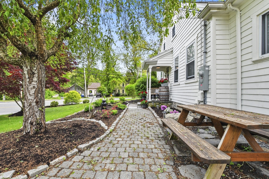 581 Middle Road Acushnet, MA 02743 - Photo 4 of 40 Gallery Image 4
