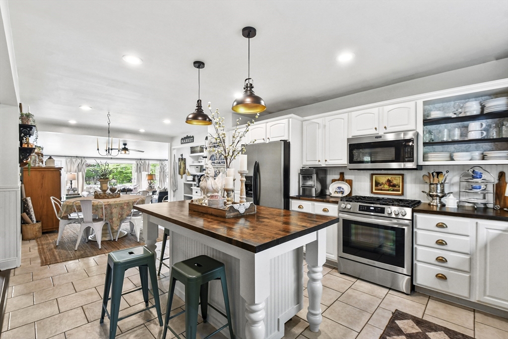 581 Middle Road Acushnet, MA 02743 - Photo 7 of 40 Gallery Image 7