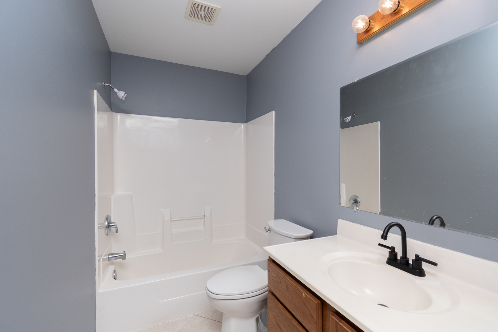 4002 Ridge Road Zion, IL 60099 - Photo 6 of 20 a bathroom with a sink toilet and shower