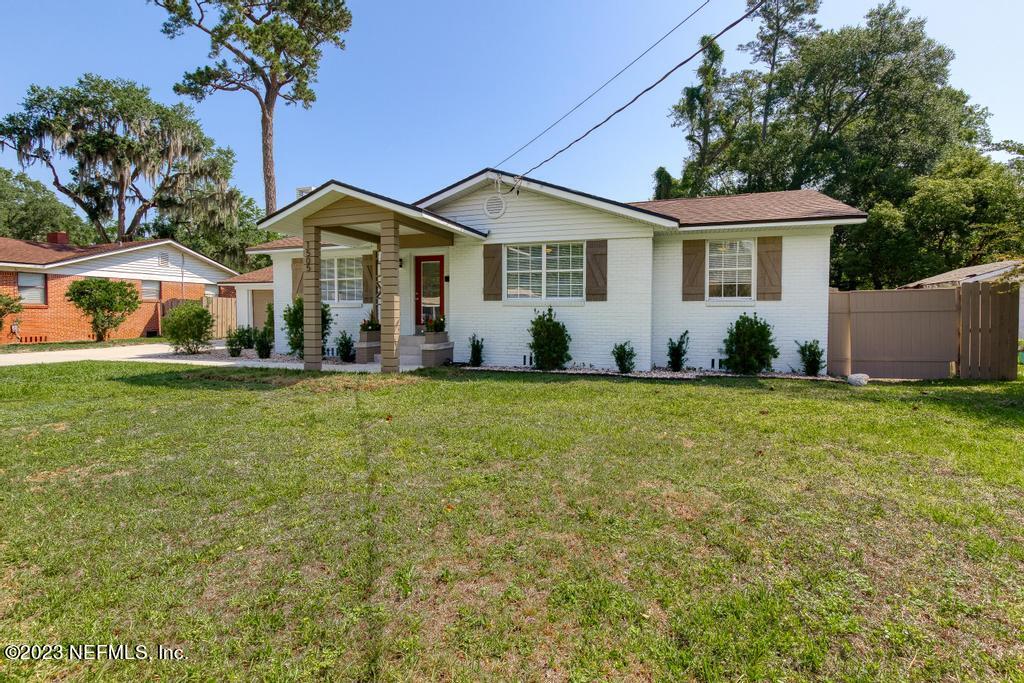 1505 Glengarry Road Jacksonville, FL 32207 - Photo 7 of 65 a front view of house with yard and green space