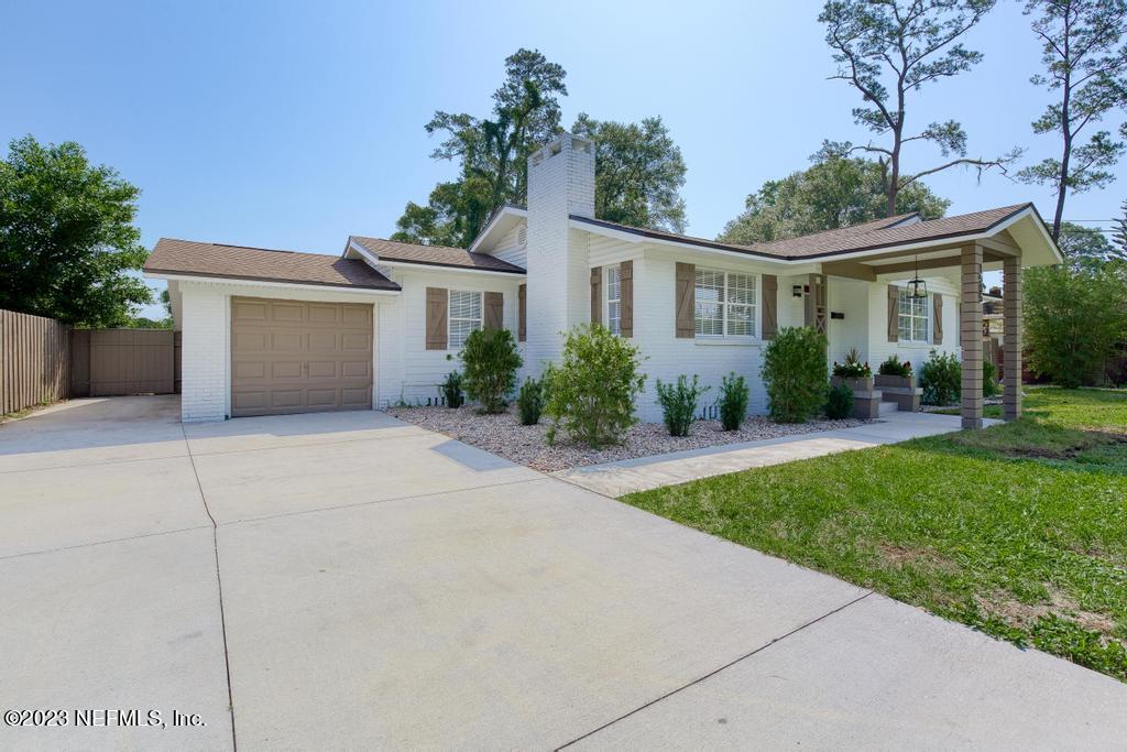 1505 Glengarry Road Jacksonville, FL 32207 - Photo 8 of 65 a front view of a house with garden