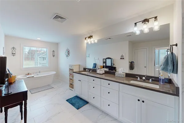 $700,000 | 77 Kensington Lane, Poughkeepsie, NY 12603