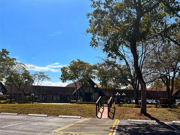 $164,900 | 3760 Inverrary Drive, Unit 2Z, Lauderhill, FL 33319