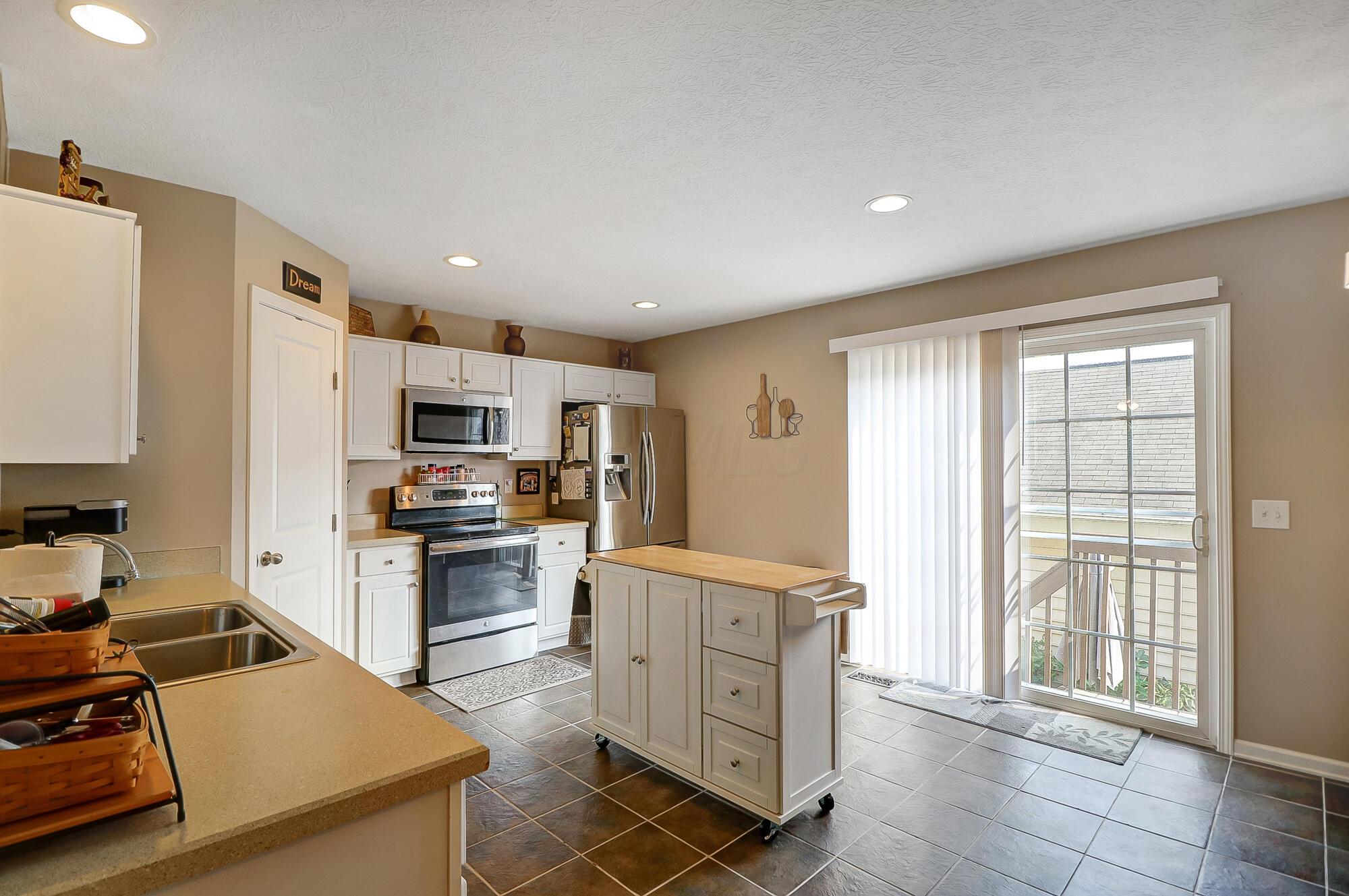 6301 Needletail Road, Unit 25 Columbus, OH 43230 - Photo 7 of 32 Kitchen