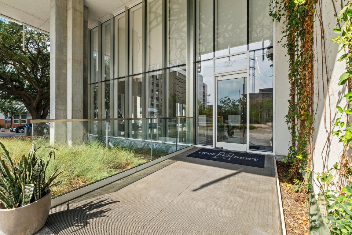 301 West Avenue, Unit 2708 Austin, TX 78701 - Photo 20 of 27 a view of backyard with tub
