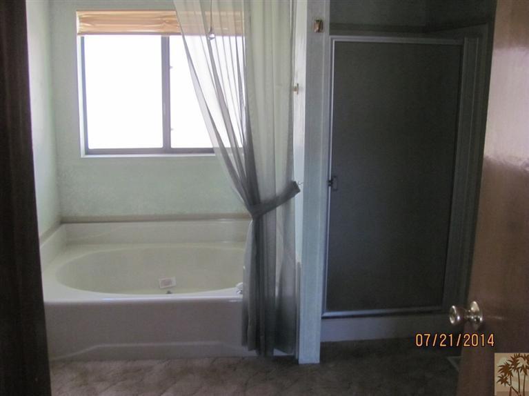 7180 Saddleback Road Joshua Tree, CA 92252 - Photo 16 of 20 a bathroom with a bathtub