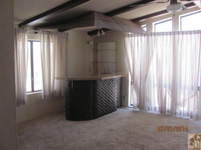 7180 Saddleback Road Joshua Tree, CA 92252 - Photo 10 of 20 an empty room with windows