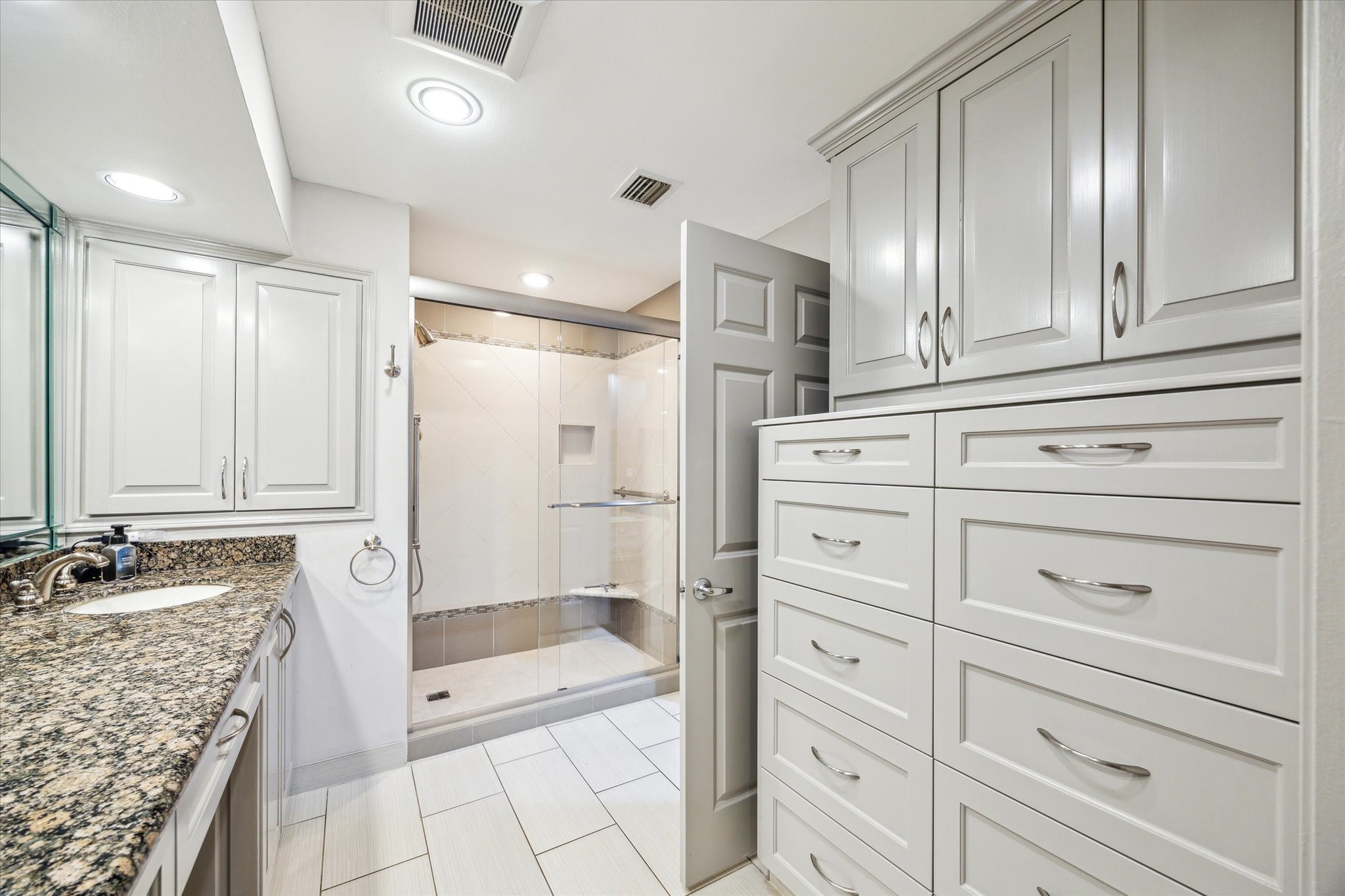 3350 McCue Road, Unit 1504 Houston, TX 77056 - Photo 16 of 32 Thoughtfully designed built-in cabinetry and drawers offer valuable additional storage.