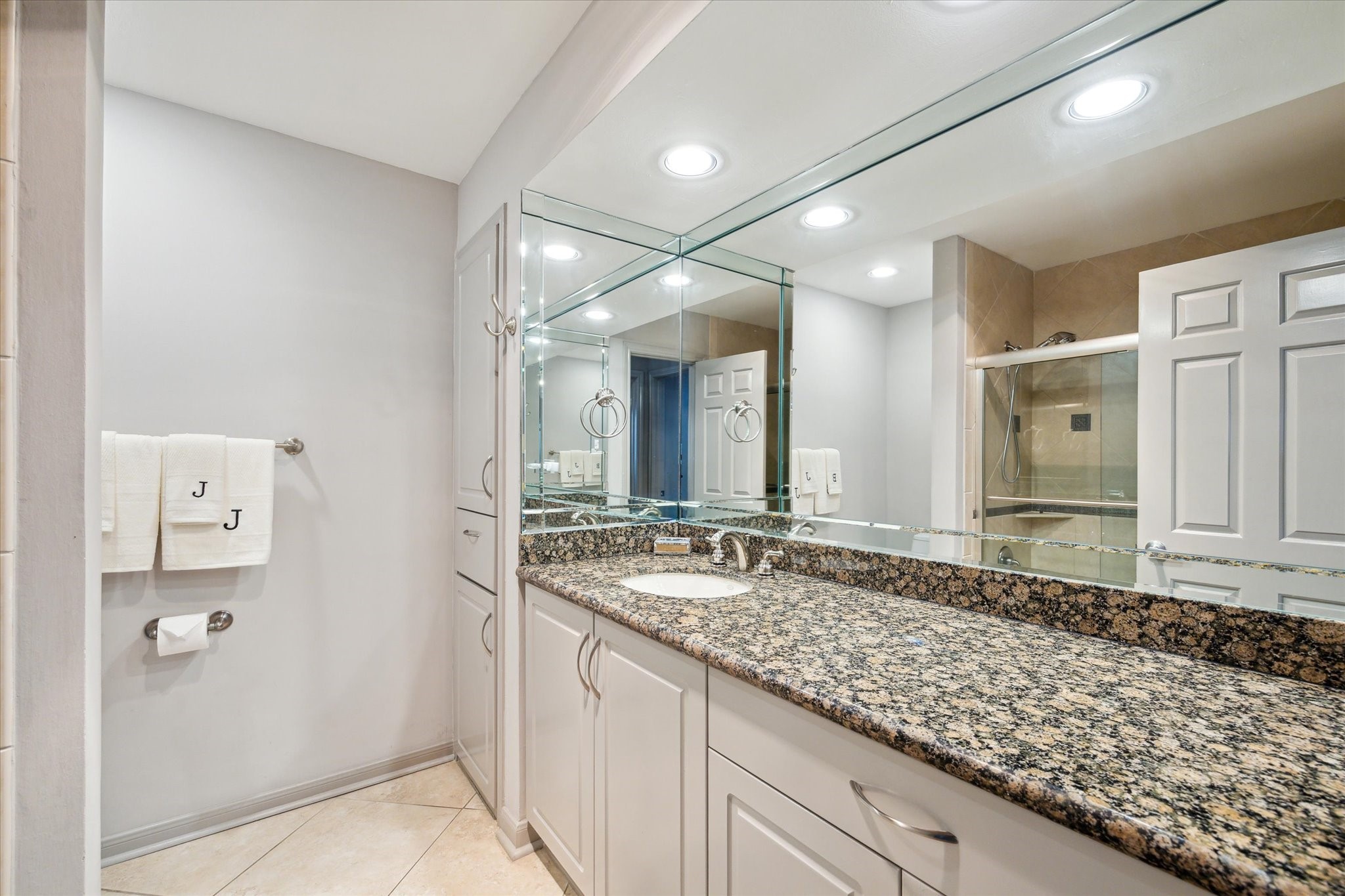 3350 McCue Road, Unit 1504 Houston, TX 77056 - Photo 19 of 32 The secondary bathroom features a spacious granite countertop, recessed lighting, and a glass-enclosed tub/shower combination.