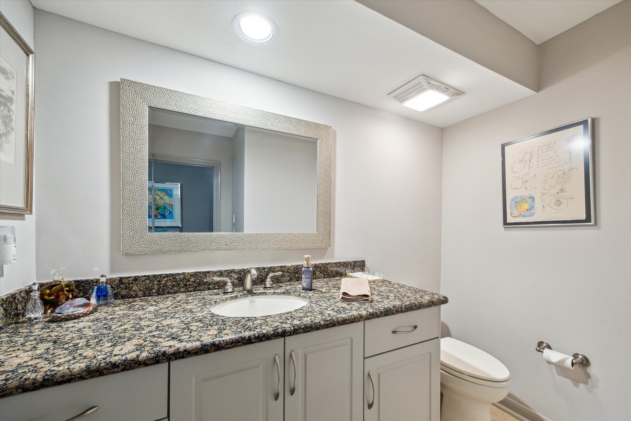 3350 McCue Road, Unit 1504 Houston, TX 77056 - Photo 21 of 32 A convenient half bath is centrally located and showcases a granite countertop with recessed lighting.