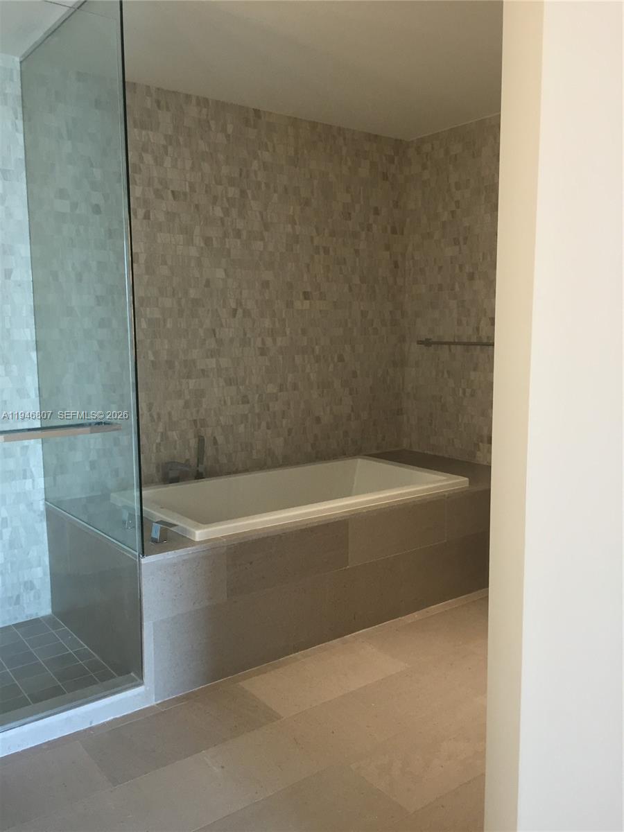 68 Southeast 6th Street, Unit 2504 Miami, FL 33131 - Photo 13 of 47 a bathroom with a bathtub