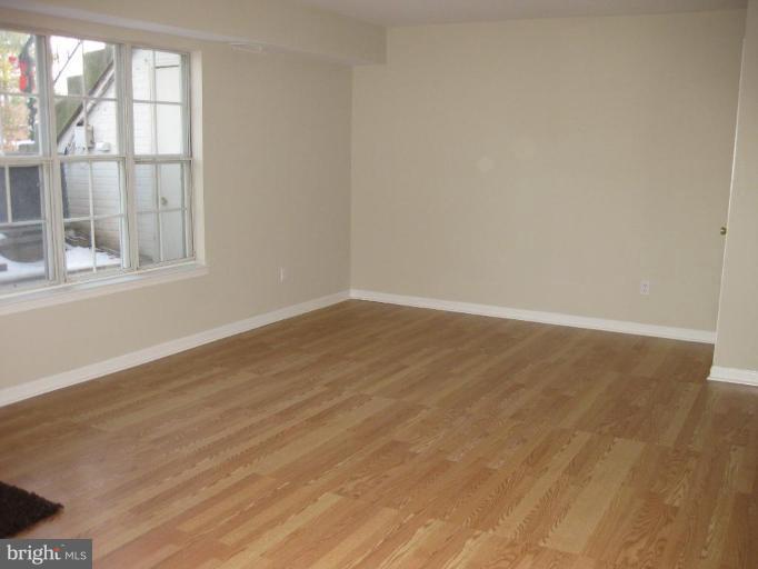 4056 Spring Run Court, Unit 10F Chantilly, VA 20151 - Photo 2 of 9 Living Room