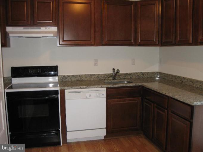 4056 Spring Run Court, Unit 10F Chantilly, VA 20151 - Photo 4 of 9 Kitchen