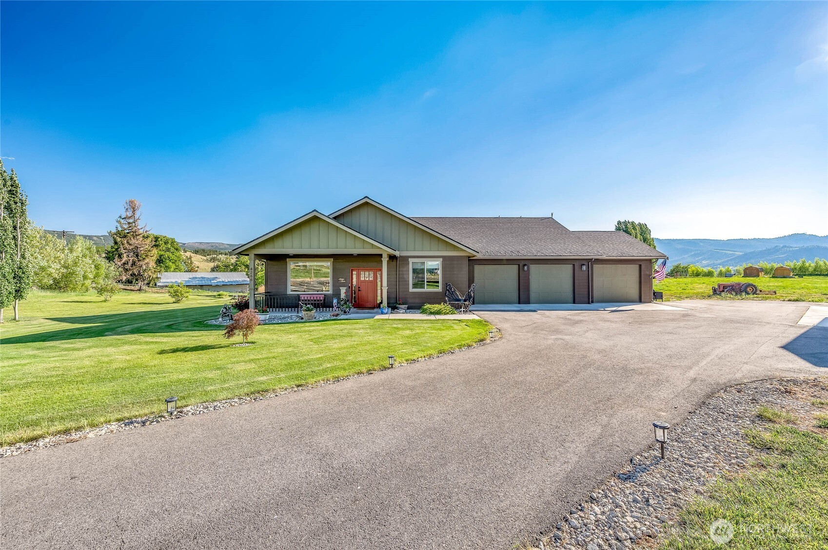 4266 Jim Smith Road Wenatchee, WA 98801 - Photo 2 of 38 Gallery Image 2