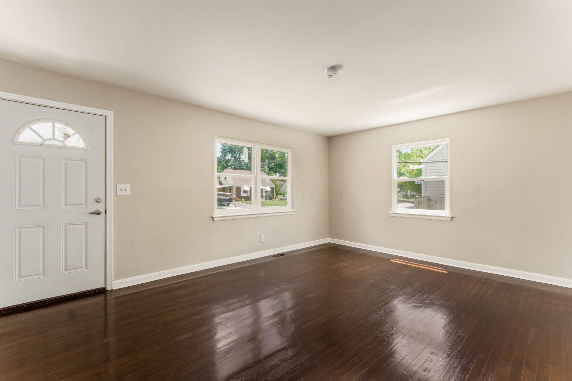 3207 Karl Road Columbus, OH 43224 - Photo 3 of 29 Living Room