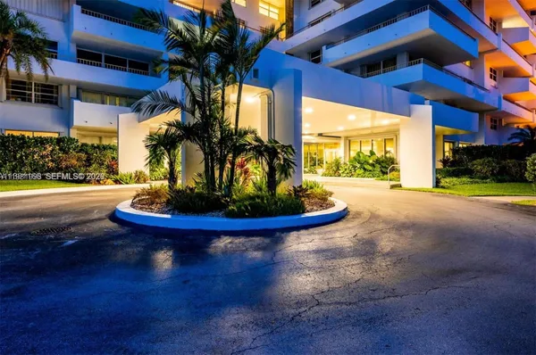 $8,500 | 177 Ocean Ln Drive, Unit 308, Key Biscayne, FL 33149
