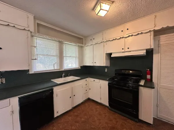 $1,690 | 6818 Stearns Street, Houston, TX 77021