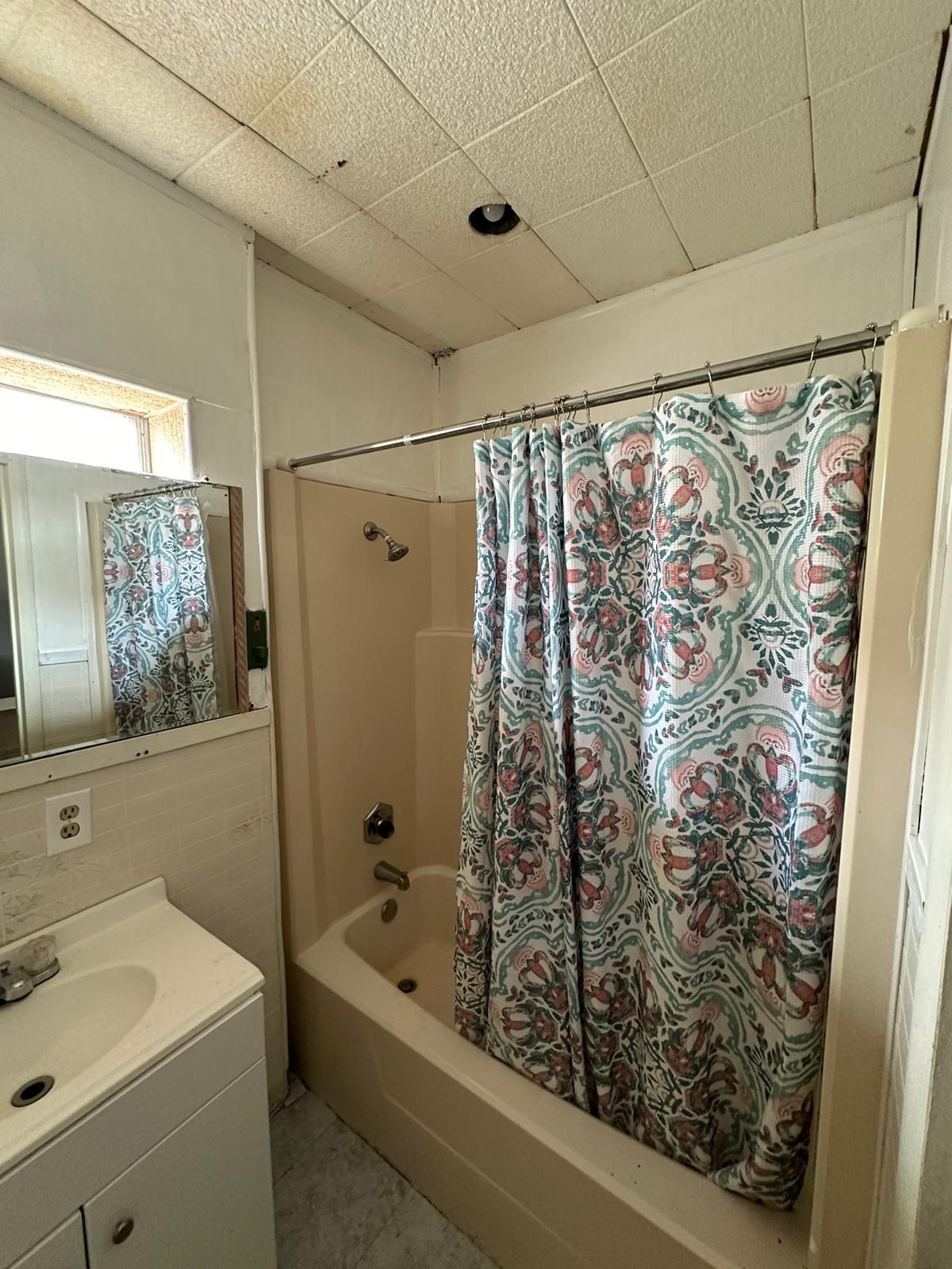 6818 Stearns Street Houston, TX 77021 - Photo 9 of 17 Bathroom