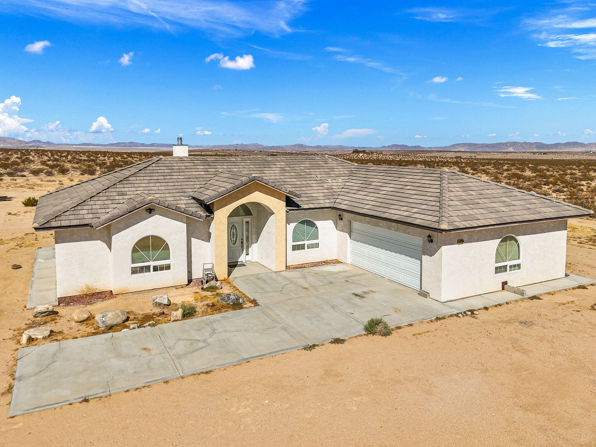 62734 Starlight Street Joshua Tree, CA 92252 - Photo 50 of 60 a front view of a house with a yard