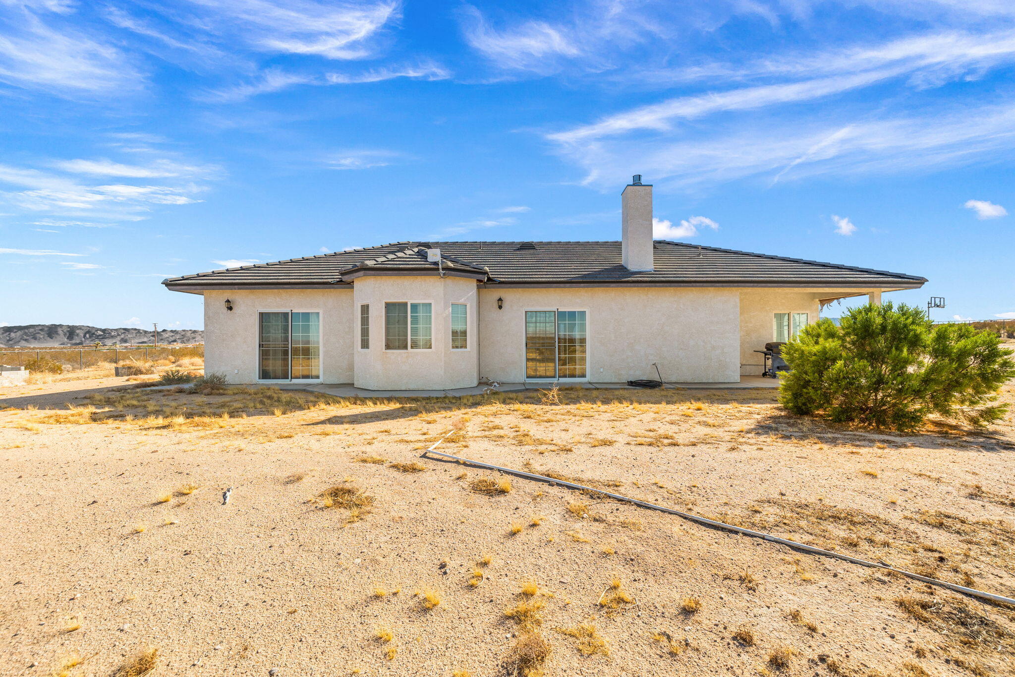 62734 Starlight Street Joshua Tree, CA 92252 - Photo 53 of 60 a front view of a house with a yard