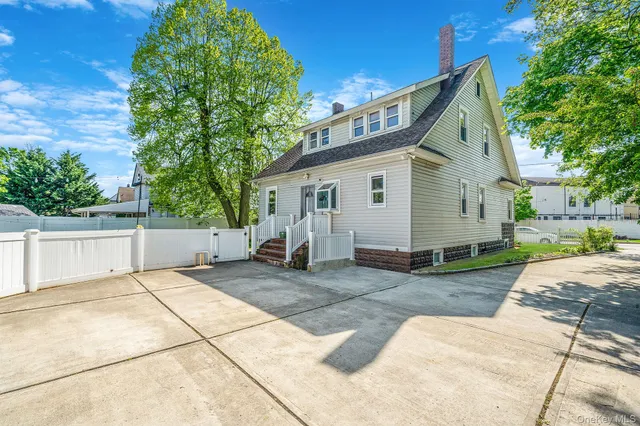 a view of a house with backyard