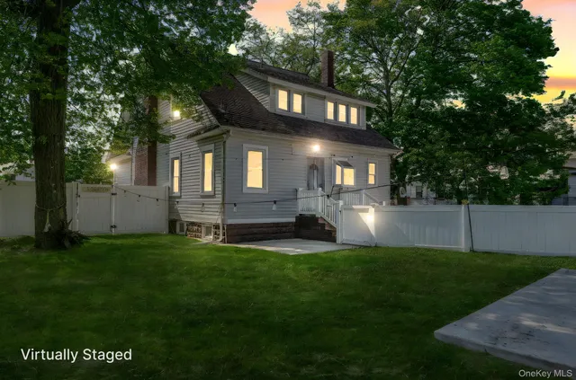 a view of house with a yard