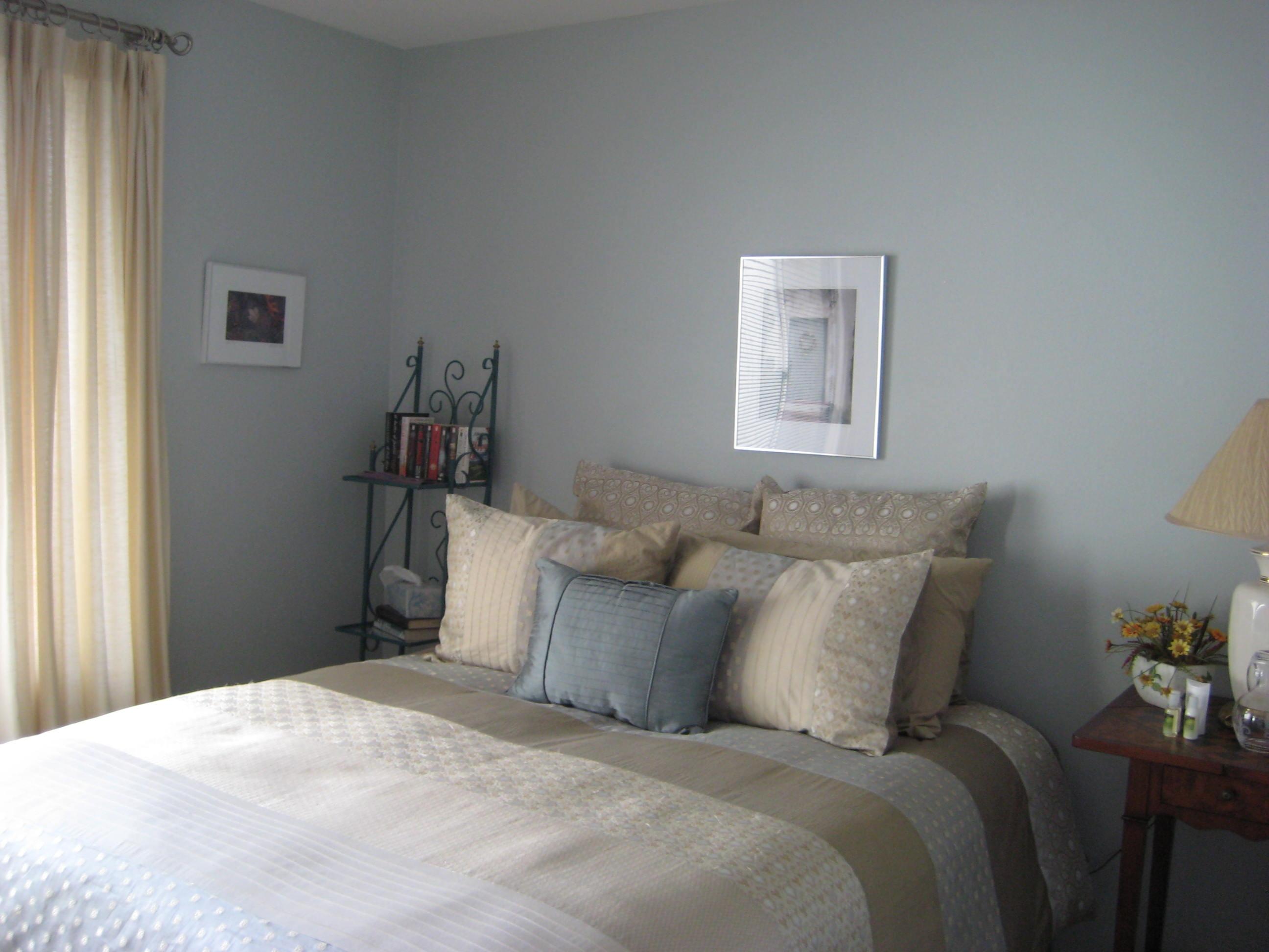 538 Mills Way Goleta, CA 93117 - Photo 10 of 17 a bedroom with a bed and a window