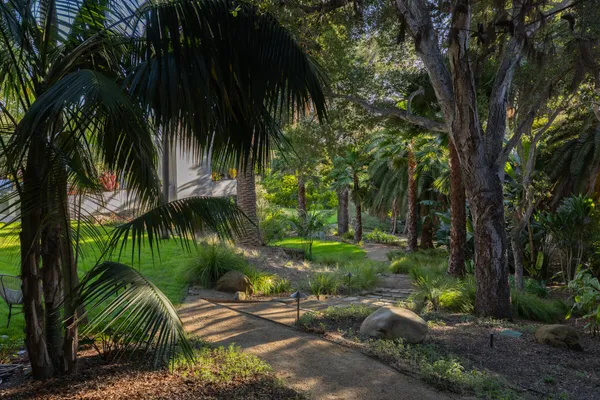 a view of entryway with a yard