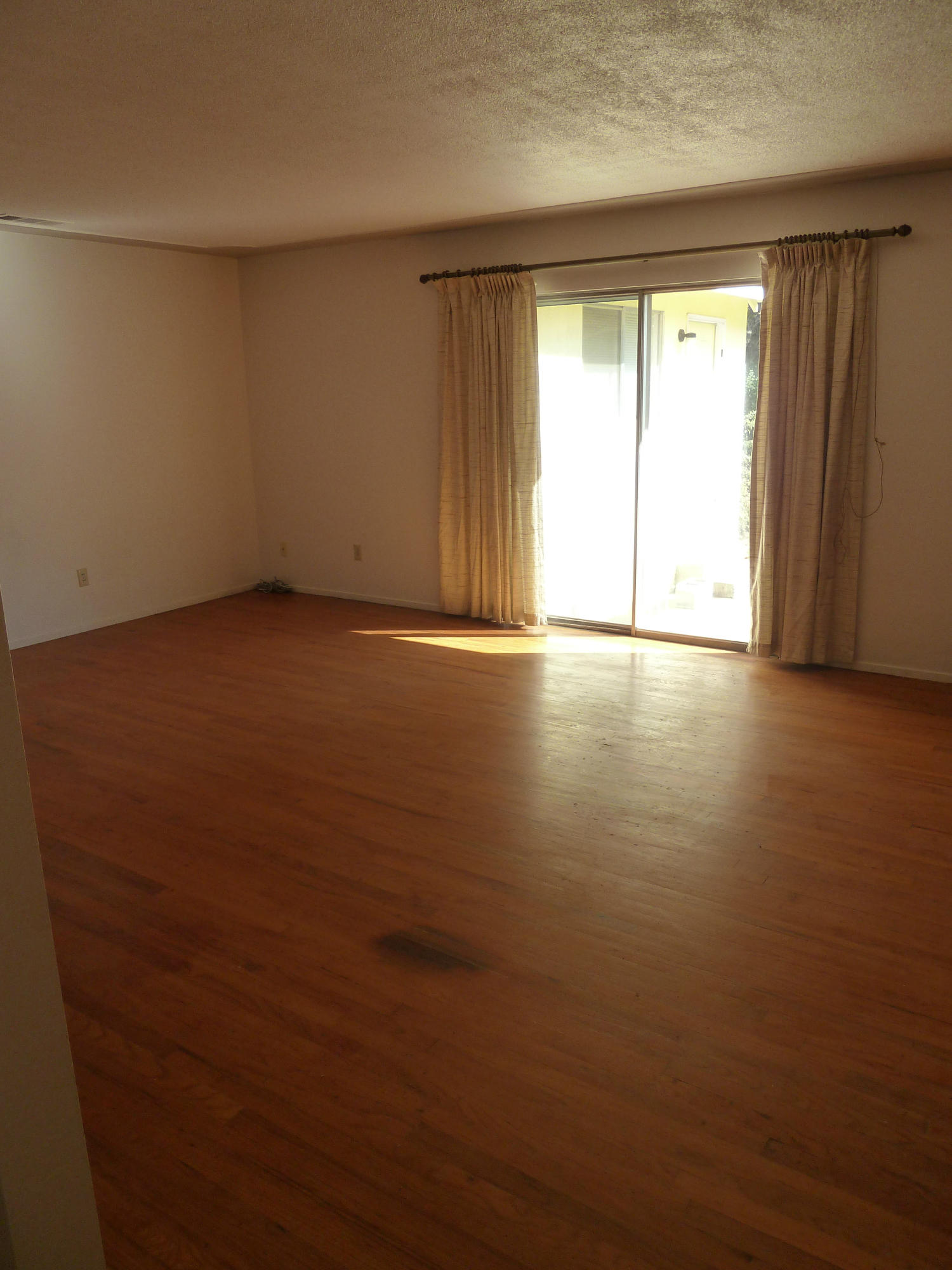 2755 Irwin Road Redding, CA 96002 - Photo 12 of 35 an empty room with a empty space and window
