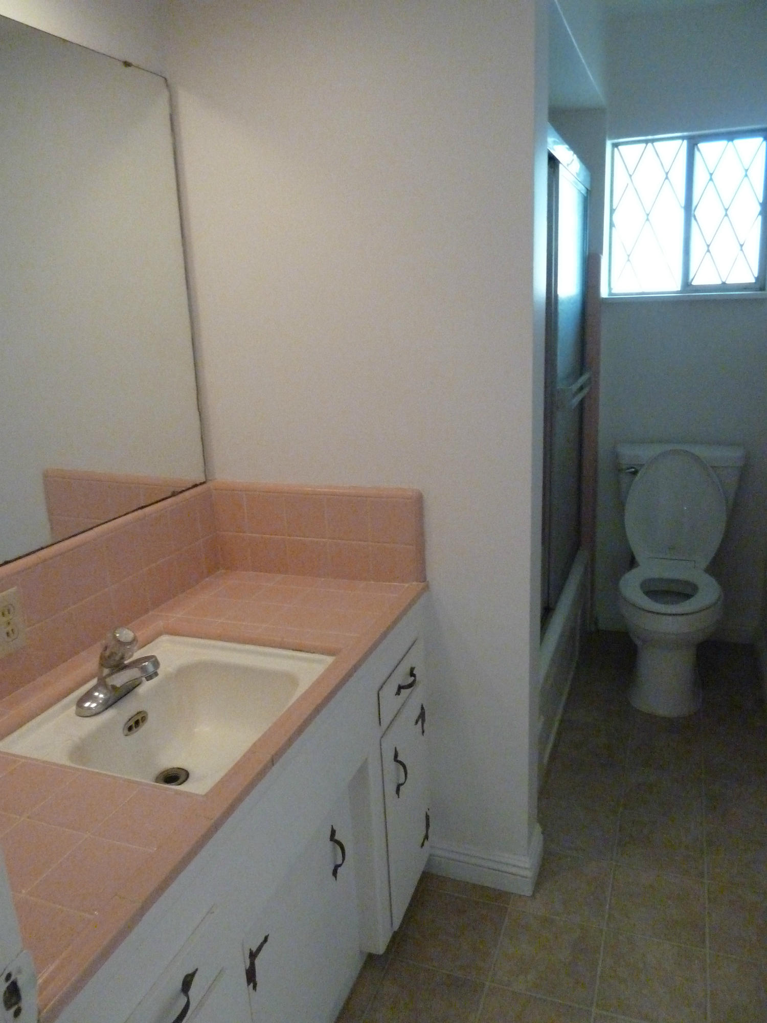 2755 Irwin Road Redding, CA 96002 - Photo 17 of 35 a bathroom with a sink and a toilet