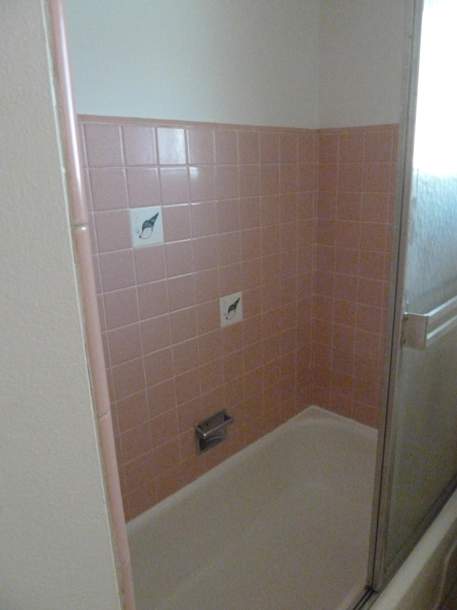 2755 Irwin Road Redding, CA 96002 - Photo 18 of 35 a bathroom with a shower