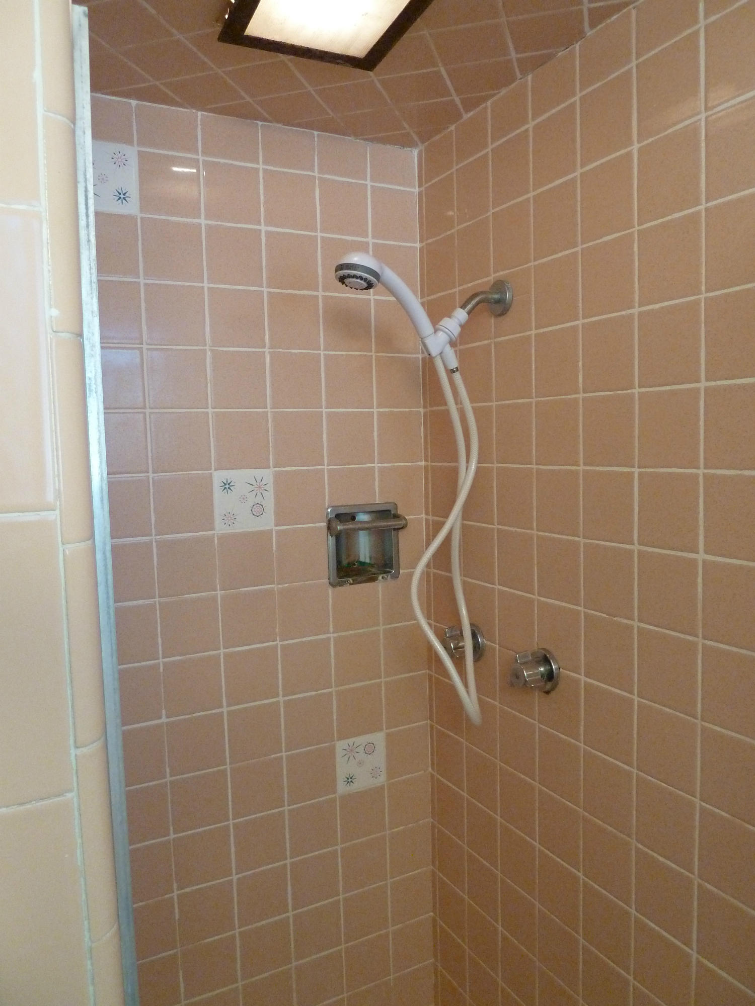 2755 Irwin Road Redding, CA 96002 - Photo 20 of 35 a bathroom with a shower
