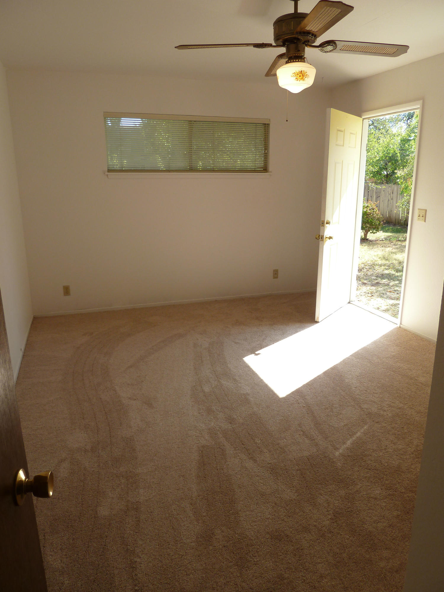 2755 Irwin Road Redding, CA 96002 - Photo 24 of 35 an empty room with a window